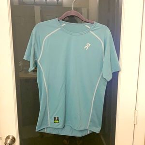 On cloud brand running tshirt unisex adult medium , reflective properties